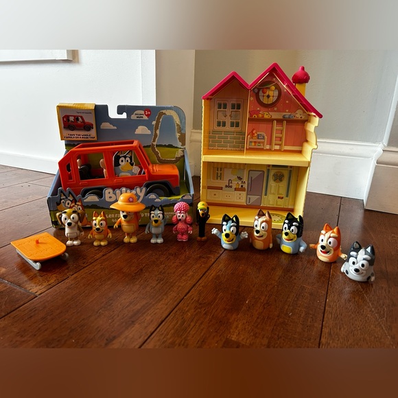 Bluey Other - Bluey Playhouse, Family Vehicle and Figurine Set